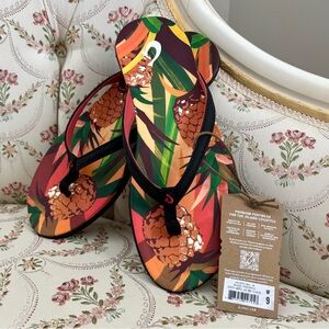 NWT Olukai Ho’Opio Leather Sandals Flip Flops Pineapple Print Women’s Size 9